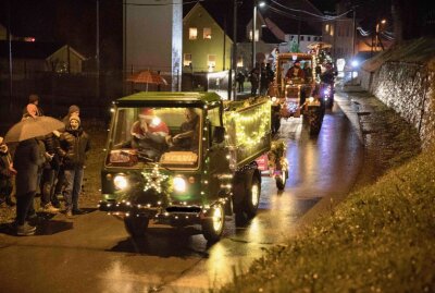 Spenden bei Lichterfahrt in Langhennersdorf gesammelt - Die Fahrzeuge wurden mit wunderschöner Dekoration und Lichtern heschmückt. Foto: Marcel Schlenkrich
