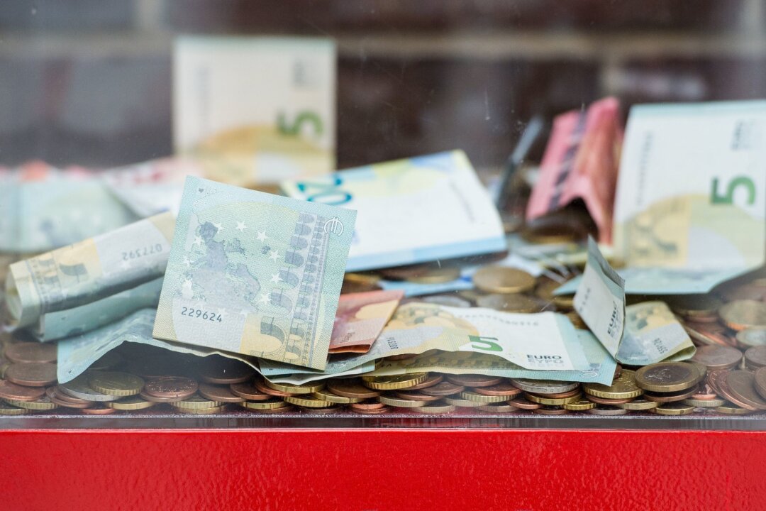 Spendenbereitschaft nur leicht zurückgegangen - Das Spendenvolumen von Privatleuten in Deutschland ist 2023 nur geringfügig zurückgegangen.