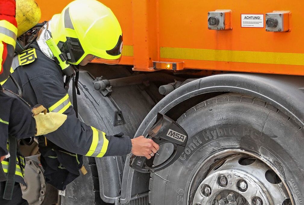 Sperrmüll-Fahrzeug mit heißen Bremsen auf der Autobahn - Die Feuerwehr misst die Temperatur der Bremsen. Foto: Andreas Kretschel