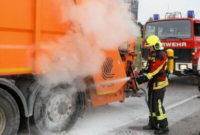 Sperrmüll-Fahrzeug mit heißen Bremsen auf der Autobahn - Die Feuerwehr muss die Bremsen runterkühlen. Foto: Andreas Kretschel