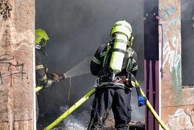 Sperrmüllbrand in Garagenkomplex: Höchstwahrscheinlich Brandstiftung - In einem unbenutzten Garagenkomplex kam es zu einem Sperrmüllbrand. Foto: Harry Haertel
