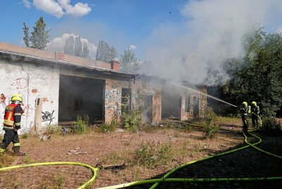 Sperrmüllbrand in Garagenkomplex: Höchstwahrscheinlich Brandstiftung - In einem unbenutzten Garagenkomplex kam es zu einem Sperrmüllbrand. Foto: Harry Haertel