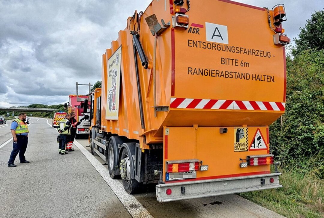 Sperrung auf A72: Rauchentwicklung bei fahrendem Müllfahrzeug - Am Freitag wurde die Feuerwehr gegen 13 Uhr auf die A72 Fahrtrichtung Leipzig gerufen. Foto: Harry Härtel