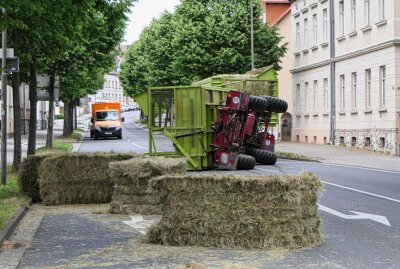 Sperrung der B107: Traktor mit Heuballen umgekippt - Vollsperrung der B107 nach Unfall mit Traktor. Foto: Sören Müller