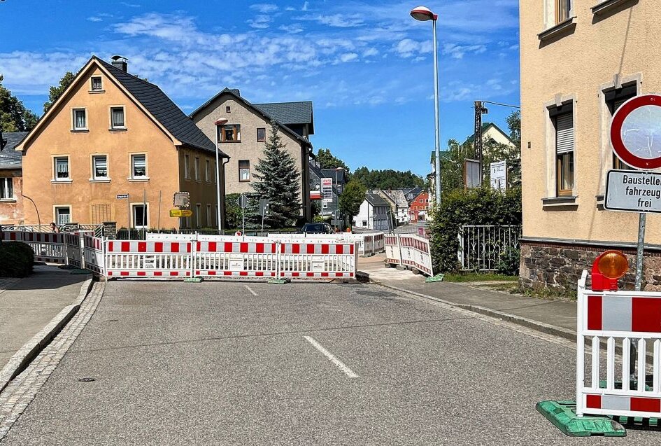 Aufgrund der Komplexmaßnahme "Fickergrund" ist die Hauptstraße im Kreuzungsbereich zur Bergstraße in Thalheim weiterhin gesperrt. Foto: Ralf Wendland