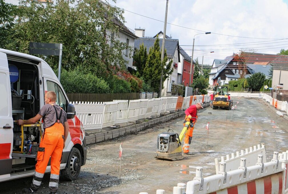 Sperrung im Vogtland: Autofahrer bringen Anwohner auf die Palme - Die Bauarbeiten sind noch im Gange. Foto: Simone Zeh
