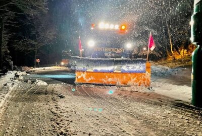 Spiegelglatt: Zahlreiche Straßen im Erzgebirge gesperrt - Der Winterdienst ist aktuell im Erzgebirge im Einsatz. Foto: Daniel Unger