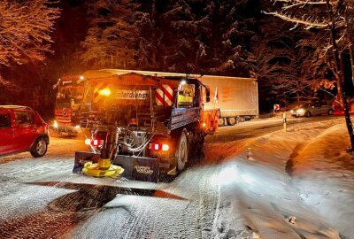 Spiegelglatt: Zahlreiche Straßen im Erzgebirge gesperrt - Der Winterdienst ist aktuell im Erzgebirge im Einsatz. Foto: Daniel Unger
