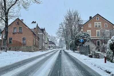 Spiegelglatt: Zahlreiche Straßen im Erzgebirge gesperrt - In Grünhain-Beierfeld gerät der Verkehr aufgrund der Bedingungen bereits ins Stocken. Foto: Daniel Unger