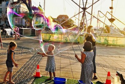 "Spiel, Spaß, Luise - Kommt alle auf die Wiese!" - Riesenseifenblasen und Kinderschminken sind zwei der Aktionen, die am Samstag beim Stadtteilfest angeboten werden. Fotos: Steffi Hofmann