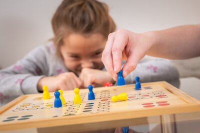 Spiele spielen mit Kindern - so gelingt es - Kinder lernen bei Gesellschaftsspielen mit Frustration umzugehen.