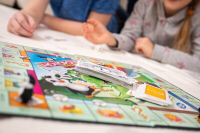 Spiele spielen mit Kindern - so gelingt es - Bei Monopoly Junior lernen Kinder ganz spielerisch den Umgang mit Geld und Zahlen.