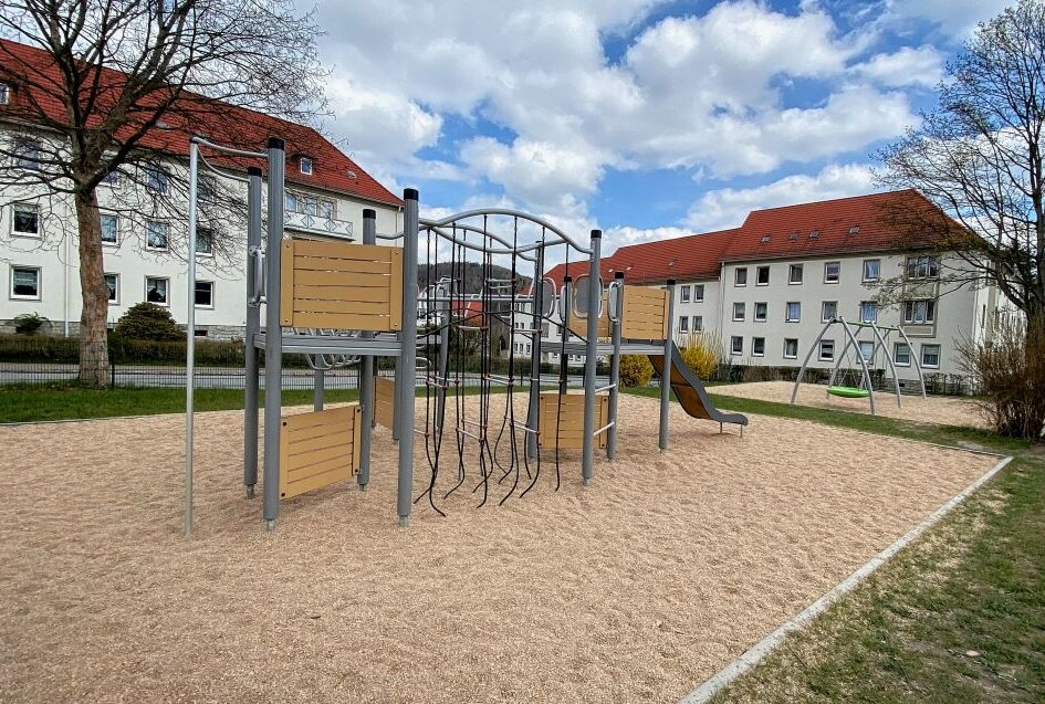 Spielgeräte auf städtischen Spielplätzen müssen erneuert werden - Auf dem Spielplatz der Robert-Schumann-Straße in Aue ist letztes Jahr schon einiges erneuert worden. Foto: Ralf Wendland