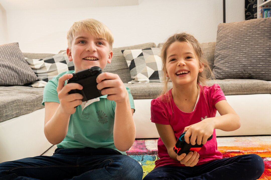 Spielkonsolen für Kinder: Was Eltern wissen müssen - Eine familientaugliche Spielekonsole soll her? Diese Geräte eignen sich für Kinder und Eltern.
