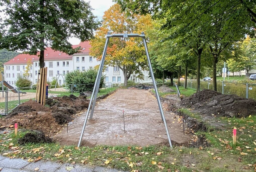 Auf dem Spielplatz am Schumannplatz in Aue wird aktuell eine neue Seilbahn aufgebaut. Foto: Ralf Wendland