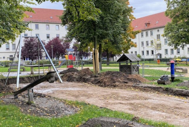 Spielplatz: Neue Seilbahn in Aue wird aufgebaut - Auf dem Spielplatz am Schumannplatz in Aue wird aktuell eine neue Seilbahn aufgebaut. Foto: Ralf Wendland