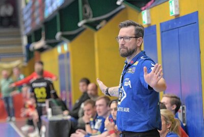 Spitzenspiel in der 3. Handball-Liga - Das Team des EHV Aue um Trainer Stephan Just hofft darauf, in Erlangen weiter punkten zu können. Foto: Ralf Wendland