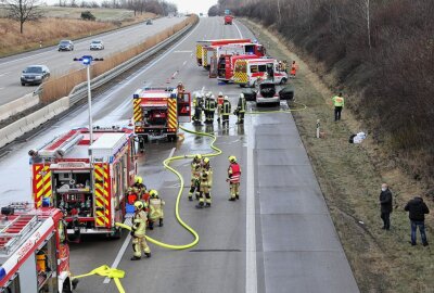 Spontane Entzündung: Brennender Mercedes verursacht Stau auf der A4 -  Die Autobahn war während der Löscharbeiten in Richtung Dresden gesperrt. Foto: Roland Halkasch