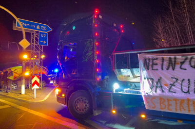 Spontaner Protest an A72 in Hartenstein - An der Autobahnauffahrt in Hartenstein kam es gegen 22 Uhr zu einem spontanen Protest.