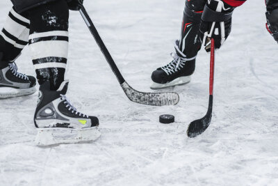 Sport in Sachsen - Vielfalt, Tradition und Begeisterung - Die Eishockey-Szene in Deutschland wächst immer mehr. Bild: Adobe Stock © johnalexandr