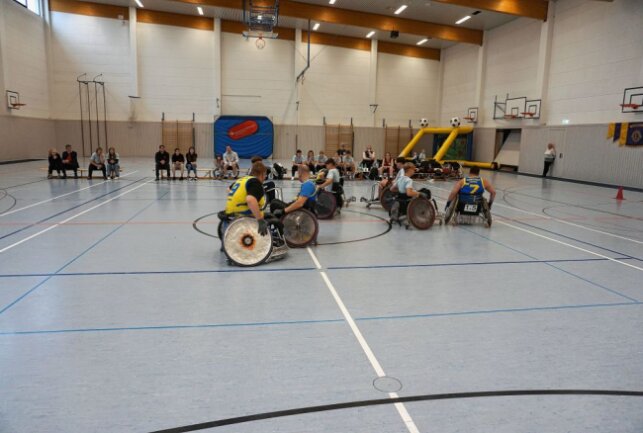 Beim Rollstuhl-Rugby hat es mehrfach ordentlich gekracht. Das Spiel mit den Rugby-Löwen aus Leipzig ist ein Highlight gewesen. Foto: Sabine Pfeiffer