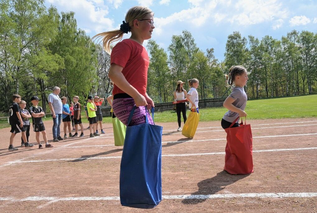 Beim Sportfest hatten die Grundschüler auch jede Menge Spaß - wie (v.li.) Clara Schröder (blauer Beutel), Selma Kuhnert (roter Beutel) und Emma Rothe (gelber Beutel) . Foto: Ralf Wendland