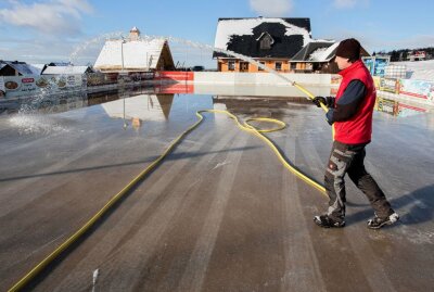 Sportwelt öffnet ihre Türen: Eislaufen ab Freitag in Seiffen möglich - Martin Dlouhý präpariert die Eisbahn mit Wasser. Foto: Jan Görner
