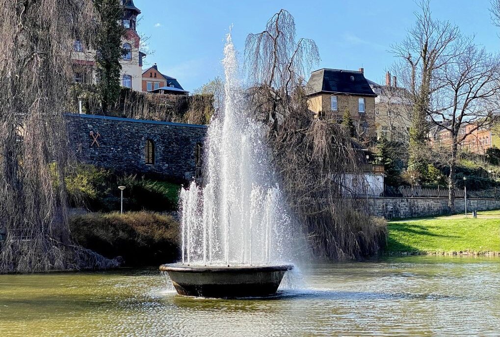 Der größte Springbrunnen von Aue und eines der Wahrzeichen der Stadt ist die Fontaine im Carolateich. Foto: Ralf Wendland