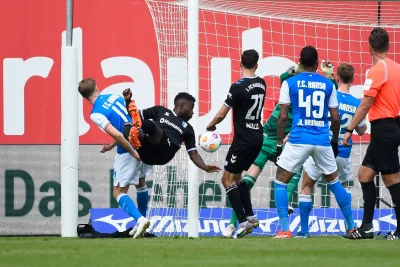 St. Pauli wieder auf Aufstiegskurs - KSC schlägt Hertha - Magdeburgs Daniel Heber (2.vr) köpft den Ball zur 2:0-Führung in das Rostocker Tor.