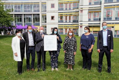 Staatsministerin Petra Köpping ehrt Hartmannsdorfer Krankenhaus - Petra Köpping (3.v.r) zeichnete das Diakomed aus. Foto: Andrea Funke