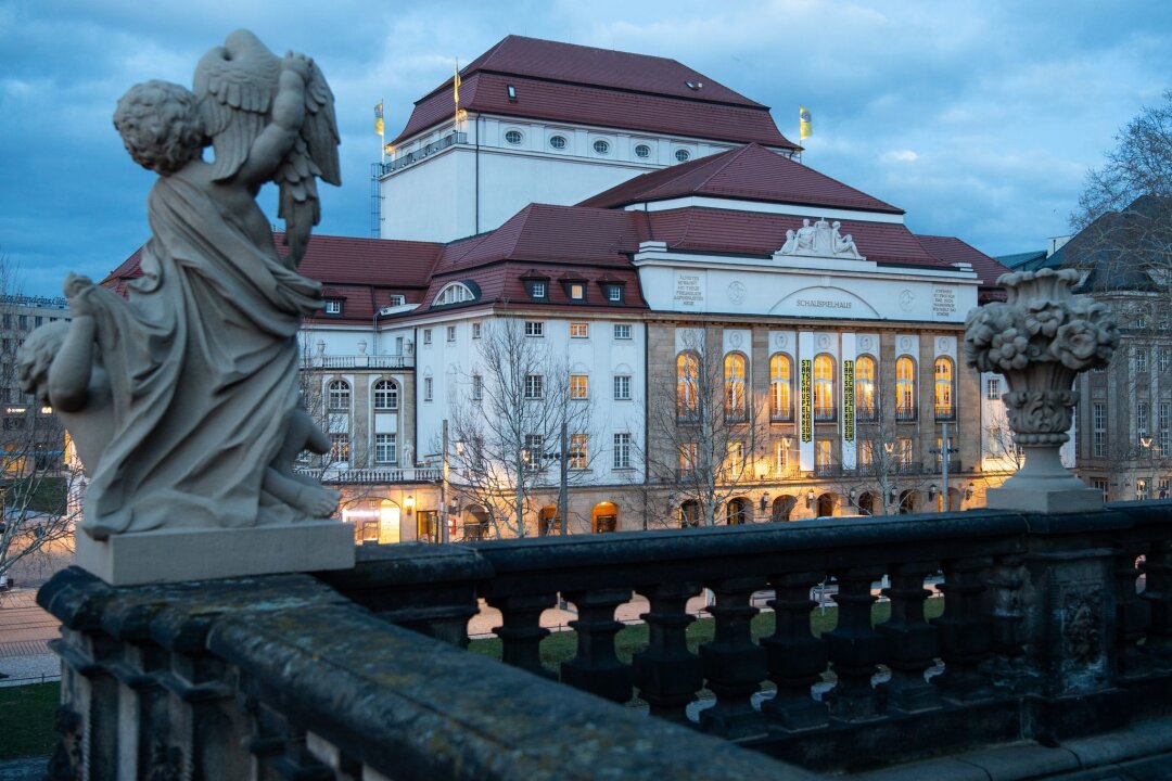 Staatsschauspiel Dresden stellt Programm für Spielzeit vor - Blick auf das Dresdner Schauspielhaus vom Zwinger während der Morgendämmerung.