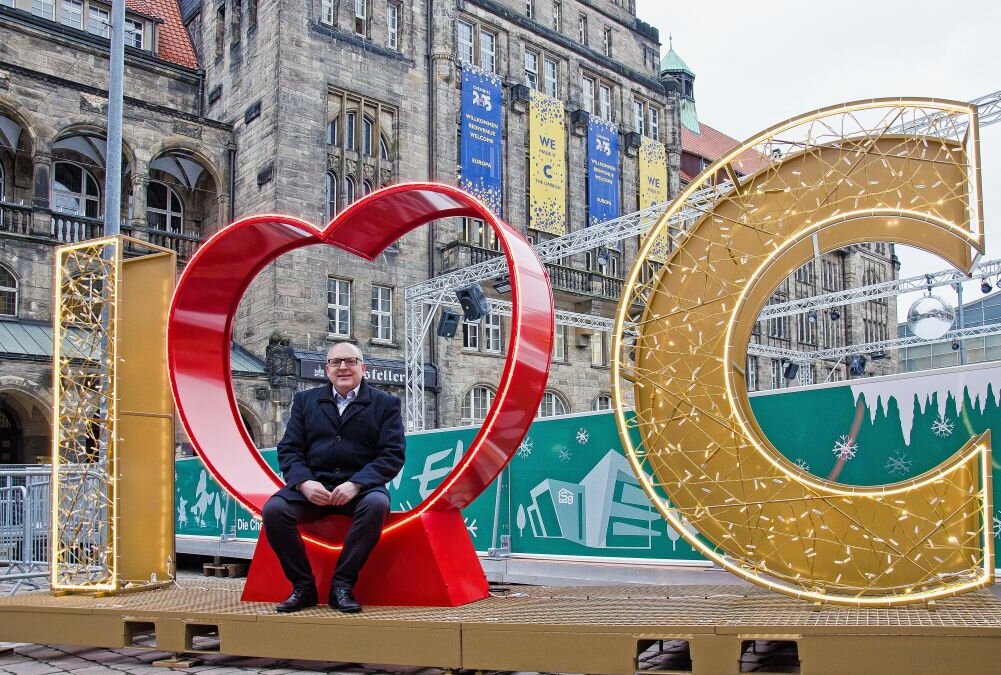 Stadt-Bekenntnis für 15.700 Euro -  Der Fotopoint "I love C"  wurde auf dem Neumarkt in Chemnitz  eingeweiht. Foto: Rico Hinkel