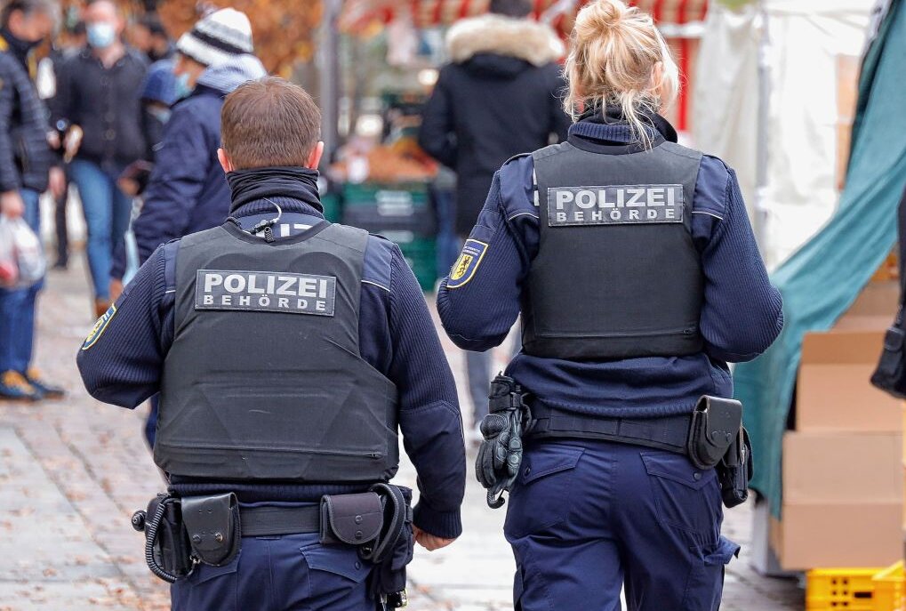 Stadt Chemnitz kündigt 2G-Kontrollen ab Dienstag an - Ab Dienstag werden Mitarbeitende der Polizei und der Stadt die Einhaltung der Coronaregeln verstärkt kontrollieren. Foto: Harry Härtel/ Härtelpress