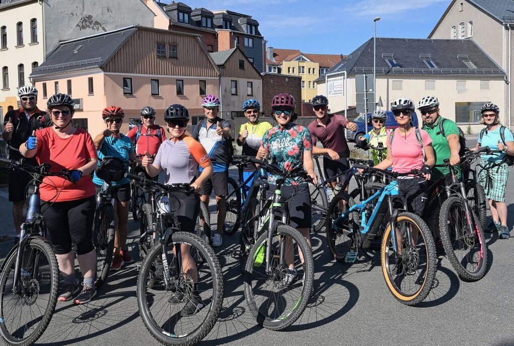 Stadt Kirchberg widmet sich dem Thema Radwege - Dorothee Obst (vorn Mitte) bei der Radtour, die durch den Landkreis führte. Foto: Ralf Wendland