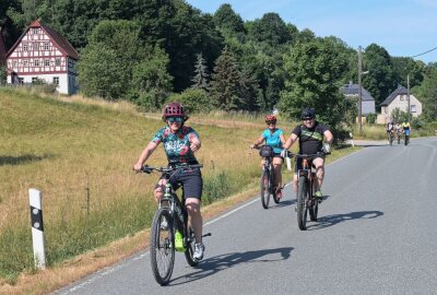 Stadt Kirchberg widmet sich dem Thema Radwege - Dorothee Obst (vorn) bei der Radtour, die durch den Landkreis führte. Foto: Ralf Wendland