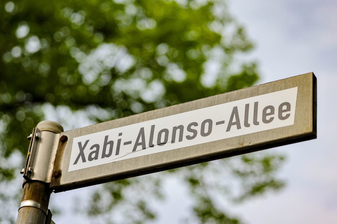 Stadt prüft Voraussetzungen: Bald Xabi-Alonso-Straße? - Rund um das Stadion in Leverkusen haben Fans Straßenschilder überklebt, die Straßen heißen nun Xabi-Alonso-Allee.