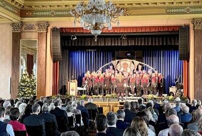 Stadt Stollberg hat zum Neujahrsempfang eingeladen - Der Chor des Bach-Gymnasiums hat den Empfang musikalisch umrahmt. Foto: Ralf Wendland