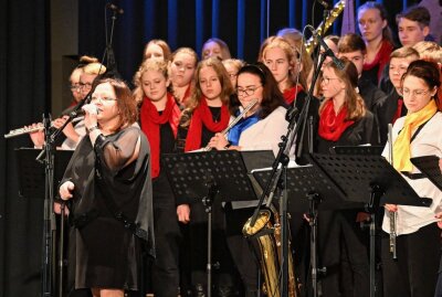 Stadt Stollberg hat zum Neujahrsempfang eingeladen - Die Stadtkapelle und der Chor des Bach-Gymnasiums haben den Empfang musikalisch umrahmt. Foto: Ralf Wendland