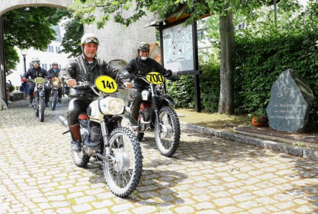 Der Motorradcorso setzte sich von Schloss Wildeck aus in Richtung Festgelände auf dem Gebiet des ehemaligen MZ-Werks in Bewegung, wo anschließend das MZ-Logo installiert wurde. Foto: Thomas Fritzsch/PhotoERZ