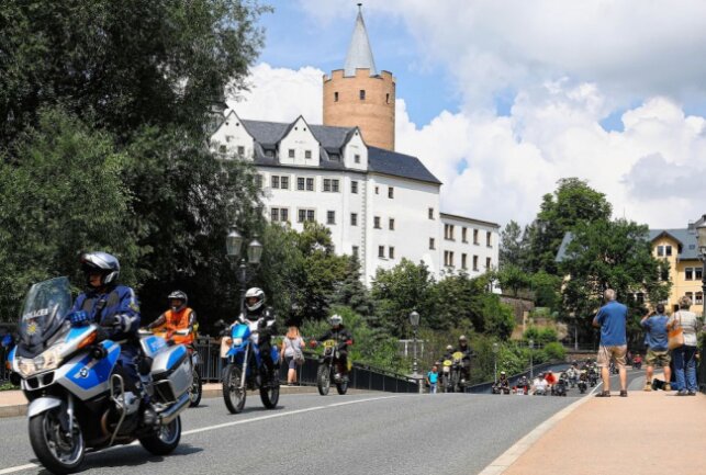 Der Motorradcorso setzte sich von Schloss Wildeck aus in Richtung Festgelände auf dem Gebiet des ehemaligen MZ-Werks in Bewegung, wo anschließend das MZ-Logo installiert wurde. Foto: Thomas Fritzsch/PhotoERZ