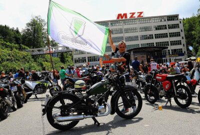 Stadt Zschopau wird offizieller Namenszusatz "Motorradstadt" vor toller Kulisse verliehen - DKW und MZ-Altwerk Foto: Thomas Fritzsch/PhotoERZ