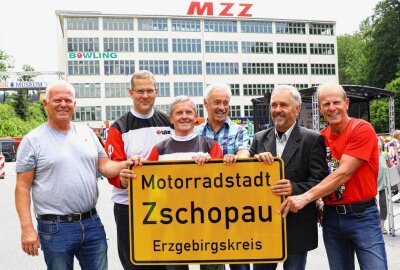 Stadt Zschopau wird offizieller Namenszusatz "Motorradstadt" vor toller Kulisse verliehen - Ehemalige MZ-Geländesportler freuen sich über das neue Ortseingansschild. Foto: Thomas Fritzsch/PhotoERZ
