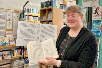 Stadtbibliothek Lößnitz mit neuem Angebot für Nutzer - Cordula Kirsch zeigt den Unterschied zwischen Normal- und Großschrift-Büchern. Foto: Ralf Wendland