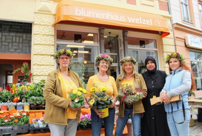 Stadtfest in Limbach-Oberfrohna: Buntes Programm in der Innenstadt - Bei Blumen Welzel kann man noch bis zum Abend attraktive Kränze fertigen. Foto: A.Büchner