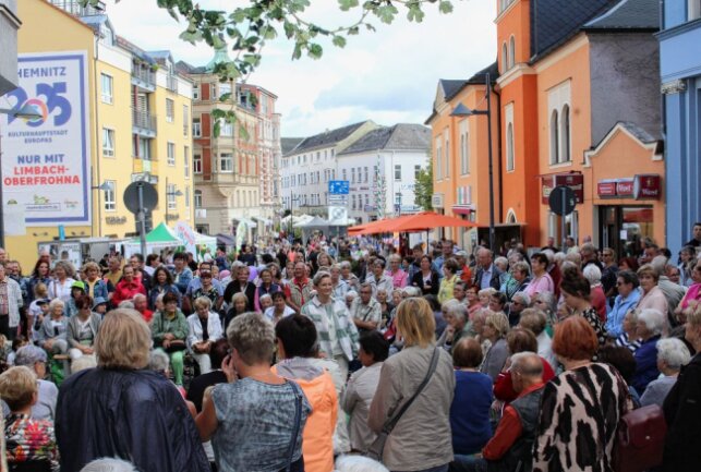 Stadtfest in Limbach-Oberfrohna: Buntes Programm in der Innenstadt - Bei der Modenschau von M+F Modetreff gab es keinen Platz zu ergattern. Foto: A.Büchner