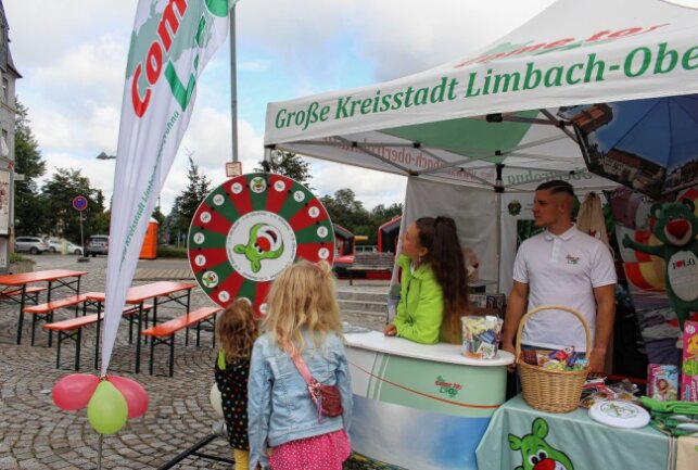 Stadtfest in Limbach-Oberfrohna: Buntes Programm in der Innenstadt - Noch bis 21.30 Uhr haben viele Stände und Geschäfte geöffnet und auch das Bühnenprogramm findet statt. Foto: A.Büchner