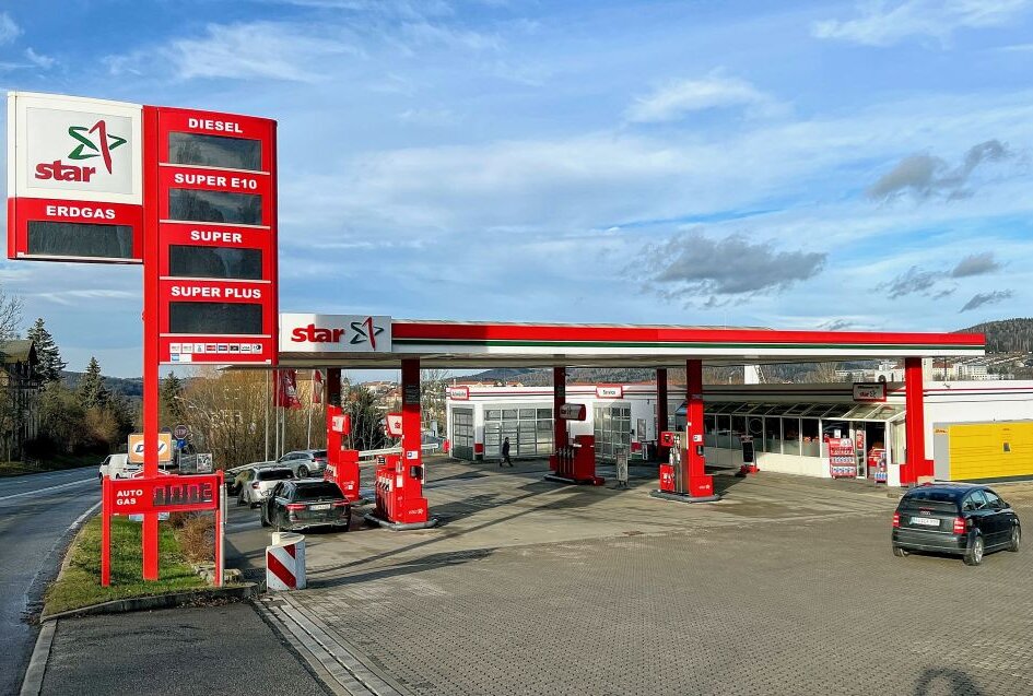 Die Betankung von Erdgasautos ist ab heute teurer - die Stadtwerke Aue- Bad Schlema haben den Preis für Biomethan angepasst, das an der Star-Tankstelle an der Schwarzenberger Straße in Aue entnommen wird. Foto: Ralf Wendland