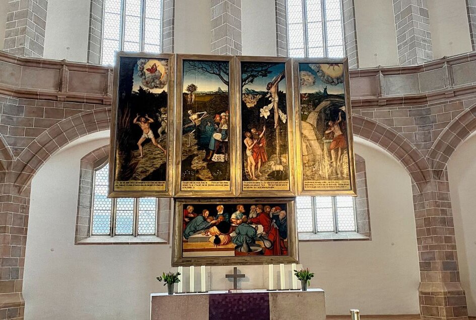 In Schneeberg in der St. Wolfgangkirche befindet sich der früheste und umfänglichste Altar der Malerfamilie Cranach aus den Tagen der Reformation. Foto: Ralf Wendland