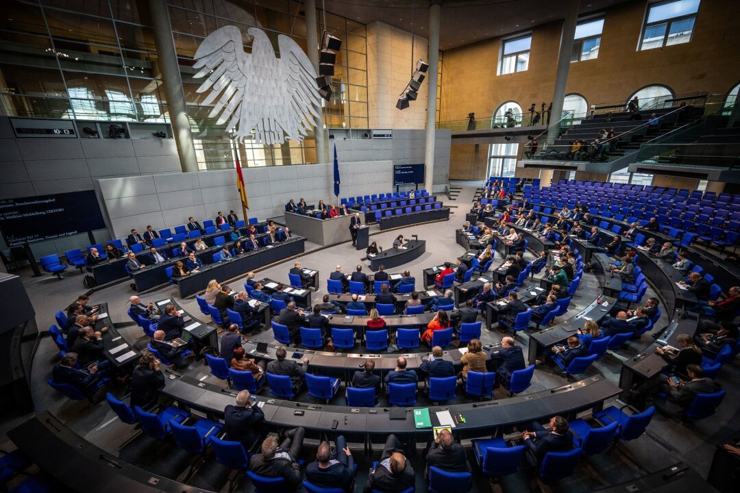 Stärkstes Plus seit 1995: Bundestagsdiäten steigen - Eine 2014 beschlossene automatische Kopplung mit dem Nominallohnindex beschert den Bundestagabgeordneten eine Diätenerhöhung von 6% in diesem Jahr.