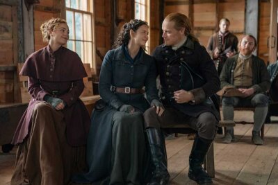 Staffel 6 von Outlander ist überraschend und makaber - Brianna (l.) und ihre Eltern Claire und Jamie bei der Beerdigung.